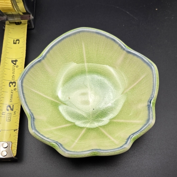Kotobuki Style Green Crackle Glaze Leaf Pottery Bowls. - Picture 3 of 5